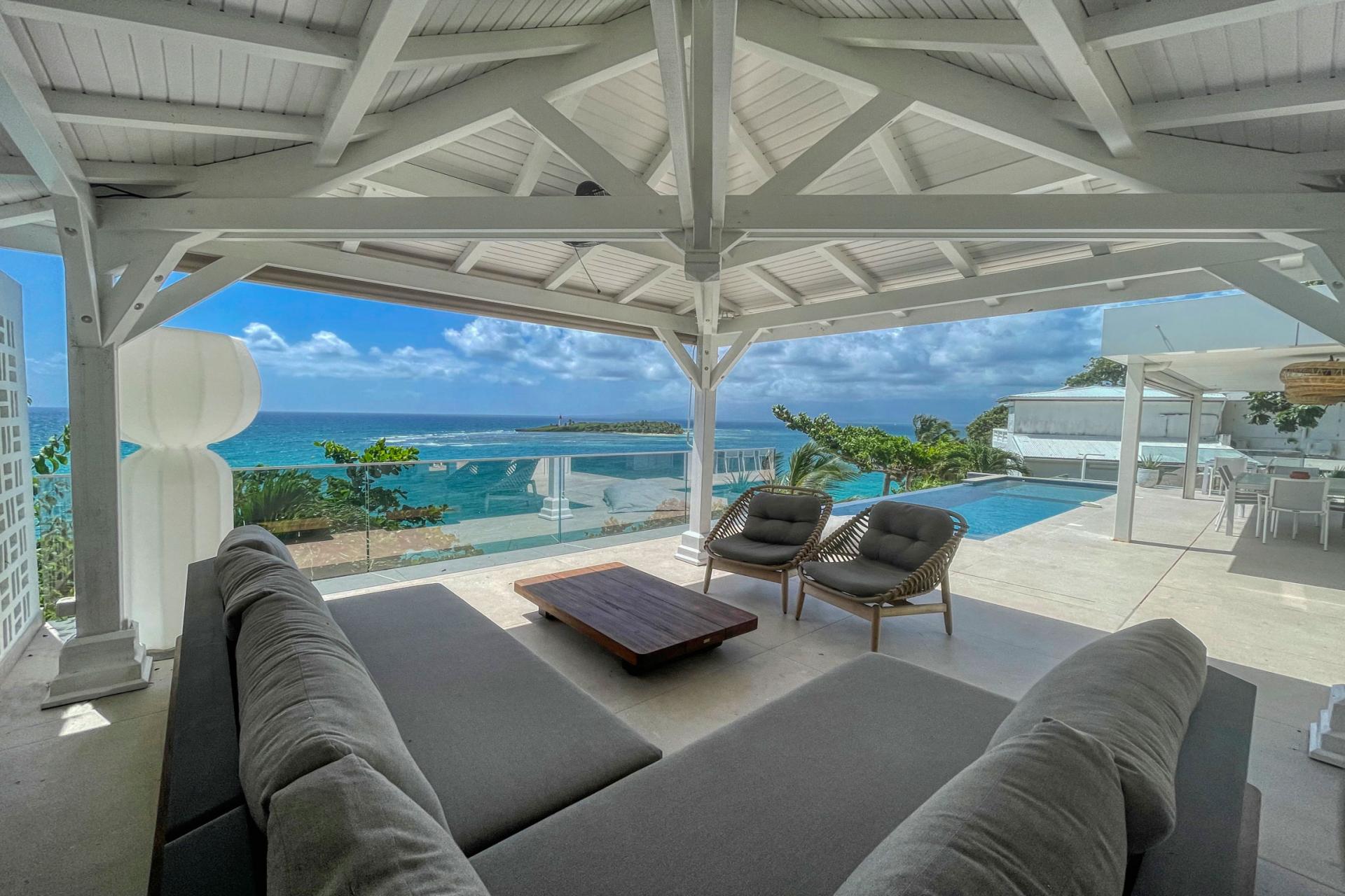 1 Location villa piscine vue mer ilet Gosier Guadeloupe_salon exterieur